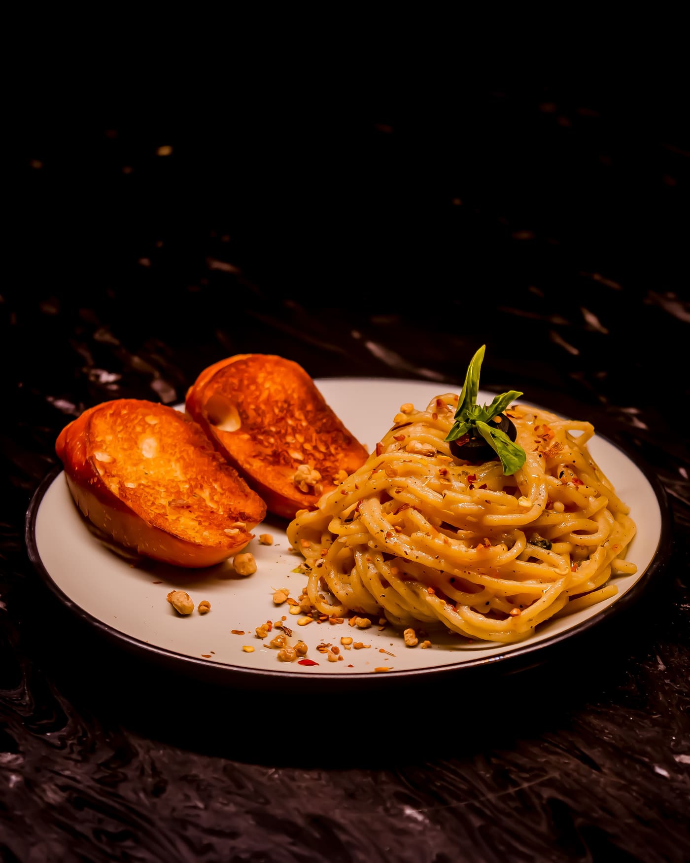 Aglio e Olio pasta with garlic bread